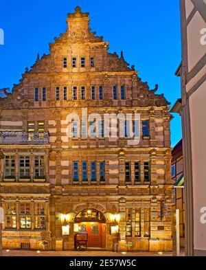 Die geschnitzte Fassade des Rattenfangerhauses (Rattenfangerhaus), in der Osterstraße, Hameln, Deutschland Stockfoto