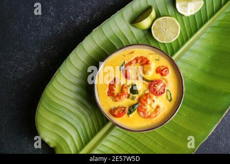 Garnelenmoilee, köstliche südindische Curry-Garnelensuppe mit Limette Stockfoto