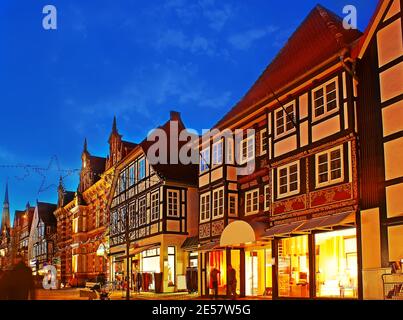 Backerstrasse mit historischen Fachwerkhäusern mit Touristenläden und Cafés,Hameln, Deutschland Stockfoto