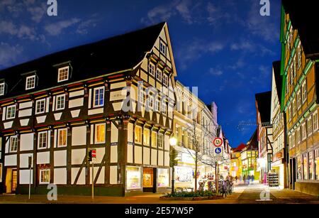 HAMELN, DEUTSCHLAND - 22. NOVEMBER 2012: Die Ecke der Straßen Baustraße und Ritterstraße mit malerischen farbigen Fachwerkhäusern, touristischen Geschäften und Stockfoto