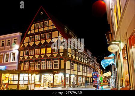 HAMELN, DEUTSCHLAND - 22. NOVEMBER 2012: Die Souvenirläden in historischen Fachwerkhäusern am Pferdemarkt, am 22. November in Hameln Stockfoto