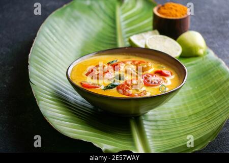 Garnelenmoilee, köstliche südindische Curry-Garnelensuppe mit Limette Stockfoto