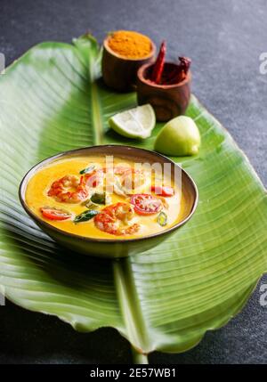 Garnelenmoilee, köstliche südindische Curry-Garnelensuppe mit Limette Stockfoto