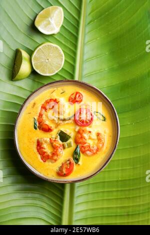 Garnelenmoilee, köstliche südindische Curry-Garnelensuppe mit Limette Stockfoto