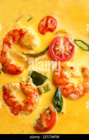 Garnelenmoilee, köstliche südindische Curry-Garnelensuppe mit Limette Stockfoto