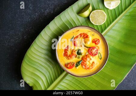 Garnelenmoilee, köstliche südindische Curry-Garnelensuppe mit Limette Stockfoto