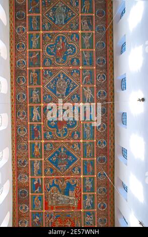 HILDESHEIM, 22. NOVEMBER 2012: Innenansicht des Doms mit mittelalterlicher Decke, mit bunten Gemälden überzogen, am 22. November in Hildesheim Stockfoto