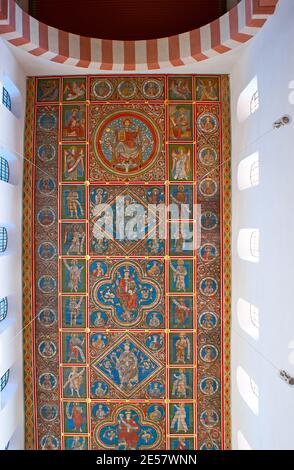 HILDESHEIM, DEUTSCHLAND - 22. NOVEMBER 2012: Der Mariendom hat einen wunderschönen Gebetsraum mit großer Decke, bedeckt mit Gemälden, am 22. November in Hildesh Stockfoto