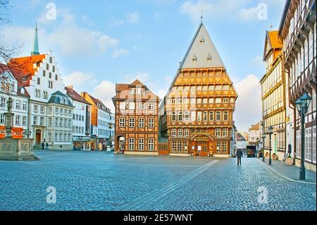 HILDESHEIM, 22. NOVEMBER 2012: Der Markt ist berühmt für seine kunstvollen historischen Halbholzhäuser - Bäcker und Metzgerei, Stufenhaus Stockfoto