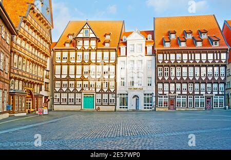 HILDESHEIM, 22. NOVEMBER 2012: Das architektonische Ensemble des Marktplatzes mit Halbholzhäusern der Stadtschänke und der Weberinnungshalle, auf Nr. Stockfoto