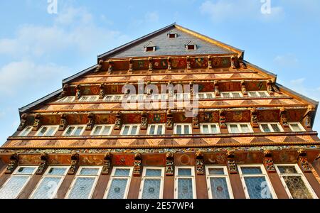 HILDESHEIM, 22. NOVEMBER 2012: Das Halbholzgebäude der Fleischerhalle am Marktplatz besticht durch eine eindrucksvolle Fassade mit Farbgebung Stockfoto