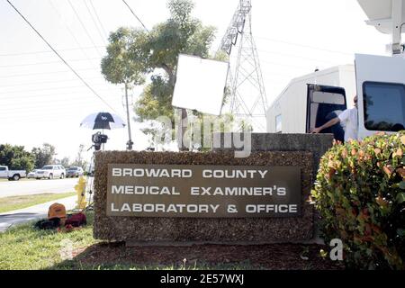 Pressekonferenz im Broward County Medical Examiner's Office in Dania, Florida, wo der Chefarzt Medical Examiner Dr. Joshua Perper und der Seminole Chief of Police, Charlie Tiger, über den Tod von Anna Nicole Smith sprachen. Eine nicht identifizierte Blondine, die vermutlich eine Nachbarin von Anna Nicole war, wurde auch gesehen, wie sie weinend das Büro des Prüfers verließ. 9/07 [[rac ral]] Stockfoto