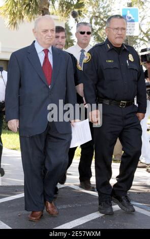 Pressekonferenz im Broward County Medical Examiner's Office in Dania, Florida, wo der Chefarzt Medical Examiner Dr. Joshua Perper und der Seminole Chief of Police, Charlie Tiger, über den Tod von Anna Nicole Smith sprachen. Eine nicht identifizierte Blondine, die vermutlich eine Nachbarin von Anna Nicole war, wurde auch gesehen, wie sie weinend das Büro des Prüfers verließ. 9/07 [[rac ral]] Stockfoto