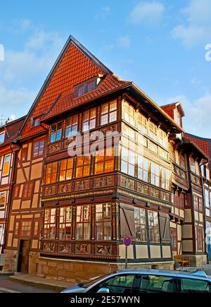 HILDESHEIM, 22. NOVEMBER 2012: Das mittelalterliche Werner-Haus ist eines der beeindruckendsten Fachwerkhäuser der Altstadt. Stockfoto