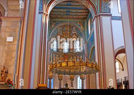 HILDESHEIM, DEUTSCHLAND - 22. NOVEMBER 2012: Innenraum der St. Godehard Kirche - romanische Basilika mit erhaltenen Gemälden und atemberaubenden geschnitzten Kronleuchter, Stockfoto