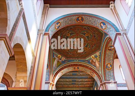 HILDESHEIM, 22. NOVEMBER 2012: Die farbenfrohe Decke der St. Godehard Kirche ist mit bunten Gemälden bedeckt, am 22. November in Hildesheim Stockfoto