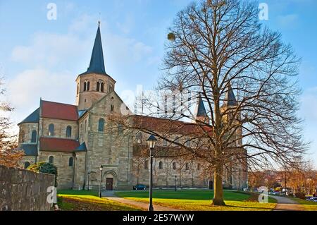Die steinerne romanische Basilika St. Godehard, befindet sich auf dem Godehardsplatz der Altstadt und umgeben von grüner Wiese, Hildesheim, Deutsch Stockfoto
