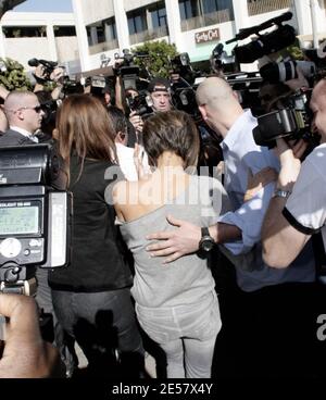 Posh verursacht ein Pandemonium, als sie das Ivy in Los Angeles, ca. verlässt, als Fans und Fotografen sich um den Ausgang drängten und auf einen Blick auf sie warteten. Victoria Beckham verließ das Restaurant nach einer Stunde Boxenstopp, bevor es wieder zur Hausjagd nach Beverly Hills ging. 15/07 [[rac ral]] Stockfoto