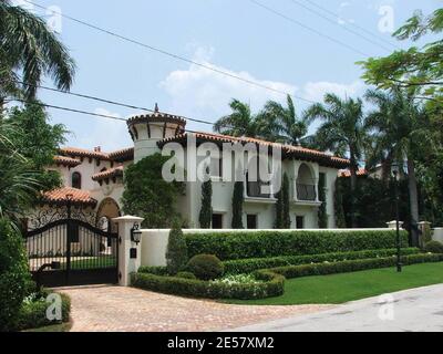 Exklusiv!! Die Latin Pop Sensation Ricky Martin ist wieder in Bewegung. Er verkauft seine Villa am Wasser in Miami Beach für 16.9 Millionen Dollar, nachdem er sie im Mai 2005 für 10 Millionen Dollar gekauft hatte. Er kaufte die Villa im mediterranen Stil mit 7 Betten und 9 Badezimmern, nachdem er im Mai 2005 seine andere Villa einen Block entfernt für 10.6 Millionen Dollar verkauft hatte. (Er kaufte dies im März 2001 für 6.4 Millionen Dollar und machte einen ordentlichen Gewinn von 4 Millionen Dollar) . Berichte sind, dass er es verkauft, weil es verfolgt wurde daher Umzug nur einen Block entfernt in sein neues Zuhause. Zu seinen Nachbarn an der exklusiven Bay Front Road gehören Robin & Barry Gibb, Stockfoto