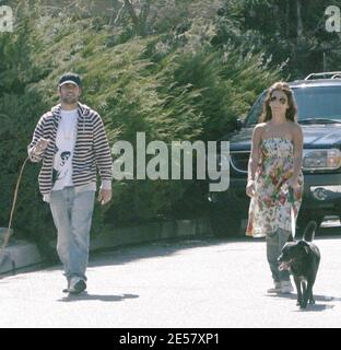 Exklusiv!! Monica Cruz und ein Freund gehen die Hunde in der Nähe von Schwester Penelope's Hollywood Hills, ca. Zuhause. 24/07 [[rac ral]] Stockfoto