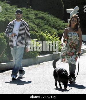 Exklusiv!! Monica Cruz und ein Freund gehen die Hunde in der Nähe von Schwester Penelope's Hollywood Hills, ca. Zuhause. 24/07 [[rac ral]] Stockfoto