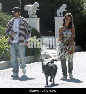 Exklusiv!! Monica Cruz und ein Freund gehen die Hunde in der Nähe von Schwester Penelope's Hollywood Hills, ca. Zuhause. 24/07 [[rac ral]] Stockfoto