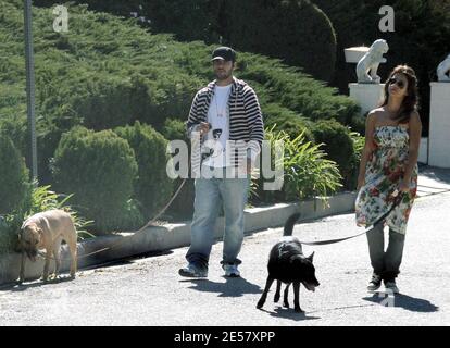 Exklusiv!! Monica Cruz und ein Freund gehen die Hunde in der Nähe von Schwester Penelope's Hollywood Hills, ca. Zuhause. 24/07 [[rac ral]] Stockfoto