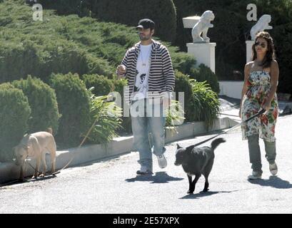 Exklusiv!! Monica Cruz und ein Freund gehen die Hunde in der Nähe von Schwester Penelope's Hollywood Hills, ca. Zuhause. 24/07 [[rac ral]] Stockfoto