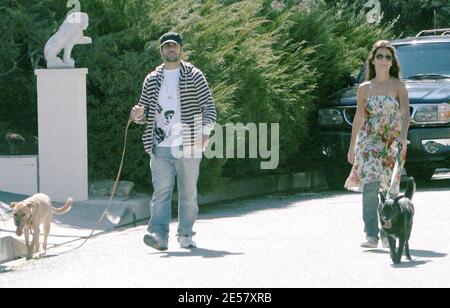 Exklusiv!! Monica Cruz und ein Freund gehen die Hunde in der Nähe von Schwester Penelope's Hollywood Hills, ca. Zuhause. 24/07 [[rac ral]] Stockfoto