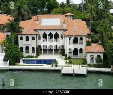 Exklusiv!! Die Latin Pop Sensation Ricky Martin ist wieder in Bewegung. Er verkauft seine Villa am Wasser in Miami Beach für 16.9 Millionen Dollar, nachdem er sie im Mai 2005 für 10 Millionen Dollar gekauft hatte. Er kaufte die Villa im mediterranen Stil mit 7 Betten und 9 Badezimmern, nachdem er im Mai 2005 seine andere Villa einen Block entfernt für 10.6 Millionen Dollar verkauft hatte. (Er kaufte dies im März 2001 für 6.4 Millionen Dollar und machte einen ordentlichen Gewinn von 4 Millionen Dollar) . Berichte sind, dass er es verkauft, weil es verfolgt wurde daher Umzug nur einen Block entfernt in sein neues Zuhause. Zu seinen Nachbarn an der exklusiven Bay Front Road gehören Robin & Barry Gibb, Stockfoto