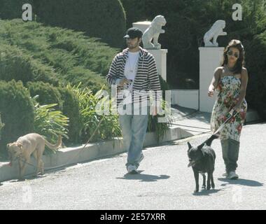 Exklusiv!! Monica Cruz und ein Freund gehen die Hunde in der Nähe von Schwester Penelope's Hollywood Hills, ca. Zuhause. 24/07 [[rac ral]] Stockfoto