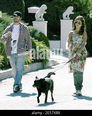 Exklusiv!! Monica Cruz und ein Freund gehen die Hunde in der Nähe von Schwester Penelope's Hollywood Hills, ca. Zuhause. 24/07 [[rac ral]] Stockfoto