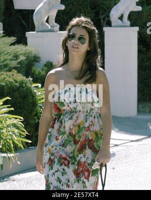 Exklusiv!! Monica Cruz und ein Freund gehen die Hunde in der Nähe von Schwester Penelope's Hollywood Hills, ca. Zuhause. 24/07 [[rac ral]] Stockfoto