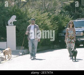 Exklusiv!! Monica Cruz und ein Freund gehen die Hunde in der Nähe von Schwester Penelope's Hollywood Hills, ca. Zuhause. 24/07 [[rac ral]] Stockfoto