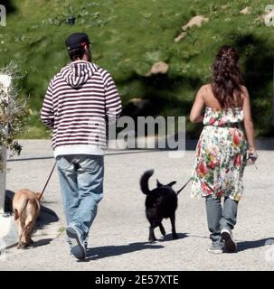 Exklusiv!! Monica Cruz und ein Freund gehen die Hunde in der Nähe von Schwester Penelope's Hollywood Hills, ca. Zuhause. 24/07 [[rac ral]] Stockfoto