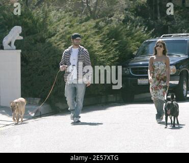 Exklusiv!! Monica Cruz und ein Freund gehen die Hunde in der Nähe von Schwester Penelope's Hollywood Hills, ca. Zuhause. 24/07 [[rac ral]] Stockfoto