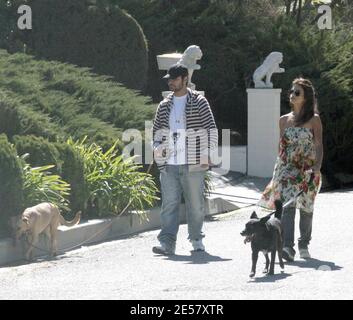 Exklusiv!! Monica Cruz und ein Freund gehen die Hunde in der Nähe von Schwester Penelope's Hollywood Hills, ca. Zuhause. 24/07 [[rac ral]] Stockfoto