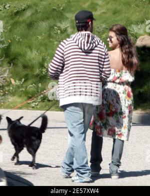 Exklusiv!! Monica Cruz und ein Freund gehen die Hunde in der Nähe von Schwester Penelope's Hollywood Hills, ca. Zuhause. 24/07 [[rac ral]] Stockfoto