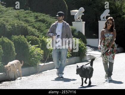 Exklusiv!! Monica Cruz und ein Freund gehen die Hunde in der Nähe von Schwester Penelope's Hollywood Hills, ca. Zuhause. 24/07 [[rac ral]] Stockfoto