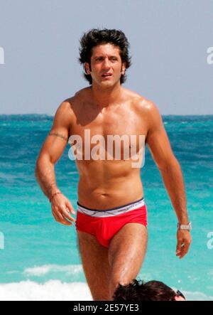 Exklusiv!! Bobby Larios und ein Freund verbringen einen Nachmittag in Miami Beach. Das Paar hatte ein Bad im Meer und sonnen, während Bobby hatte ceviche aus dem lokalen ceviche Stand, 3/14/07 [[Tag ccm]] Stockfoto