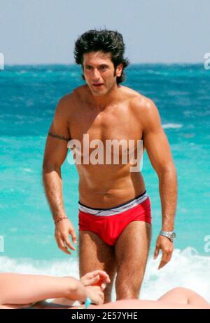 Exklusiv!! Bobby Larios und ein Freund verbringen einen Nachmittag in Miami Beach. Das Paar hatte ein Bad im Meer und sonnen, während Bobby hatte ceviche aus dem lokalen ceviche Stand, 3/14/07 [[Tag ccm]] Stockfoto