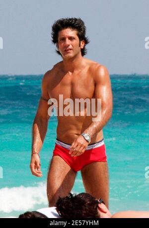 Exklusiv!! Bobby Larios und ein Freund verbringen einen Nachmittag in Miami Beach. Das Paar hatte ein Bad im Meer und sonnen, während Bobby hatte ceviche aus dem lokalen ceviche Stand, 3/14/07 [[Tag ccm]] Stockfoto