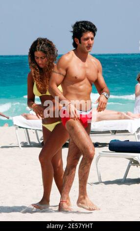 Exklusiv!! Bobby Larios und ein Freund verbringen einen Nachmittag in Miami Beach. Das Paar hatte ein Bad im Meer und sonnen, während Bobby hatte ceviche aus dem lokalen ceviche Stand, 3/14/07 [[Tag ccm]] Stockfoto