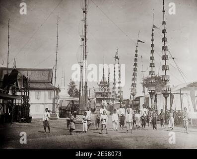 Vintage-Foto des 19. Jahrhunderts: Auf Französisch untertippte - Beerdigungsfest für den alten König in Oudon, Kambodscha. Oudong ist eine Stadt in Kambodscha, am Fuße des Phnom Udong Berges, nordwestlich von Phnom Penh. Es war der Ort der königlichen Hauptstadt vom 17. Bis zum 19. Jahrhundert. Stockfoto