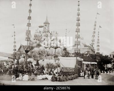 Vintage-Foto des 19. Jahrhunderts: Auf Französisch untertippte - Beerdigungsfest für den alten König in Oudon, Kambodscha. Oudong ist eine Stadt in Kambodscha, am Fuße des Phnom Udong Berges, nordwestlich von Phnom Penh. Es war der Ort der königlichen Hauptstadt vom 17. Bis zum 19. Jahrhundert. Stockfoto