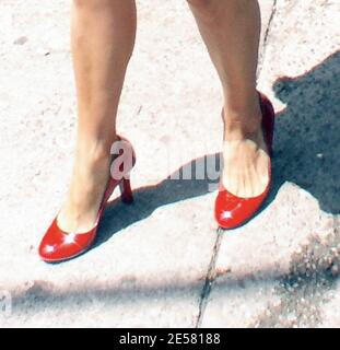 Paris macht ihren besten 'Dorothy'-Eindruck während der Dreharbeiten für eine Episode von The Simple Life. Paris hatte ein sehr kurzes Sommerkleid und ein Paar rote hohe Pumps. Hollywood Hills, Ca. 9/07 [[mär]] Stockfoto