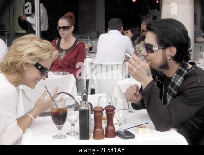 Exklusiv!! Dave Navarro und die neue Freundin Kelly Carlson verbrachten gemeinsam den Ostersonntag im Grove in Los Angeles, ca. Das Paar speiste in der La Pizzeria und teilte ein Lächeln und lacht. 8/07 [[mär]] Stockfoto