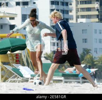 Exklusiv!! Boris Becker und Sons verbringen einen Tag am Miami Beach mit Freundin Sharlly Kerssenberg. Sie spielten Fußball und Fußball und machten Sandburgen, während Ex-Frau Barbara mit Freunden im benachbarten Hotel am 07. September zu Mittag assen. [[Tag mab]] Stockfoto