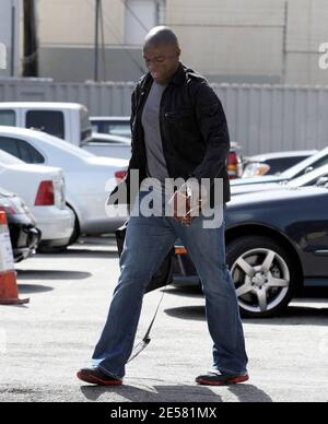 Exklusiv!! Seal ging heute in ein Tonstudio in Hollywood, ca. und obwohl er nicht mehr auf Krücken stand, hatte er noch einen sichtbaren Limp von einem verletzten Fuß. 12/07 [[ral]] Stockfoto
