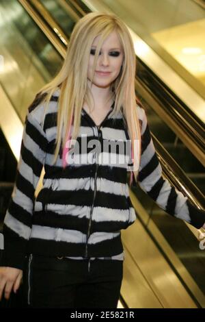 Die aus Platin stammende Singer Songwriterin Avril Lavigne spielt einen Song bei der Veröffentlichung ihres neuen Albums 'The Best Damn Thing' im Virgin Megastore am Times Square, New York. Es ist das dritte Studioalbum des kanadischen Pop-Punk Dynamo und das erste Album seit dem 8-Millionen-Verkauf von 'Under My Skin' von 2004, 17. April 07. [[faa]] Stockfoto